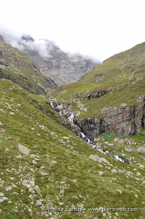 06 La valle solcata dal torrente che scende dal lago Coca.JPG